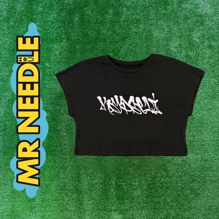 Μαύρο crop top με λευκά graffiti γράμματα