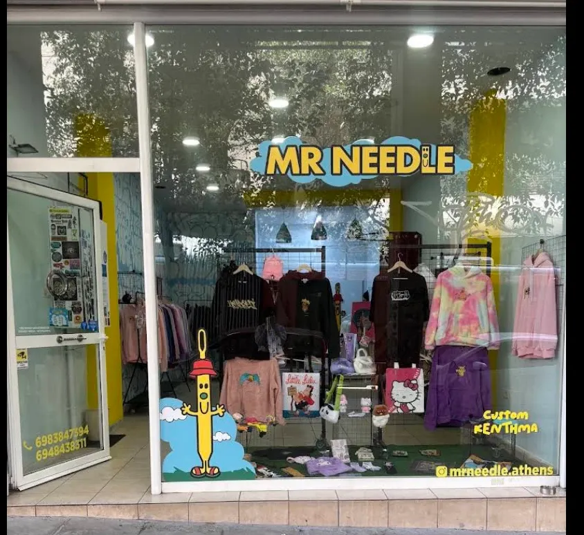 Η βιτρίνα του Mr Needle στη Δροσοπούλου 68, με κεντημένα φούτερ, μπλούζες και τσάντες